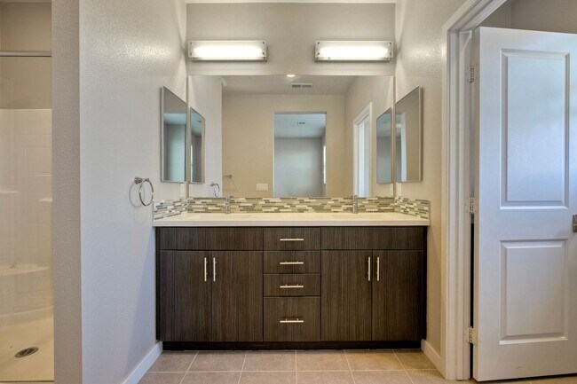 Building Photo - 3 Br/2.5 Ba w Loft and 2 car attached gara...