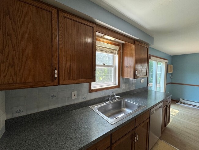 Building Photo - Woburn Townhouse| 2 Bed 1.5 Bath| Availabl...