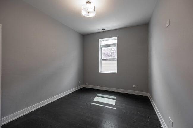 Building Photo - 3253 N Elston Ave