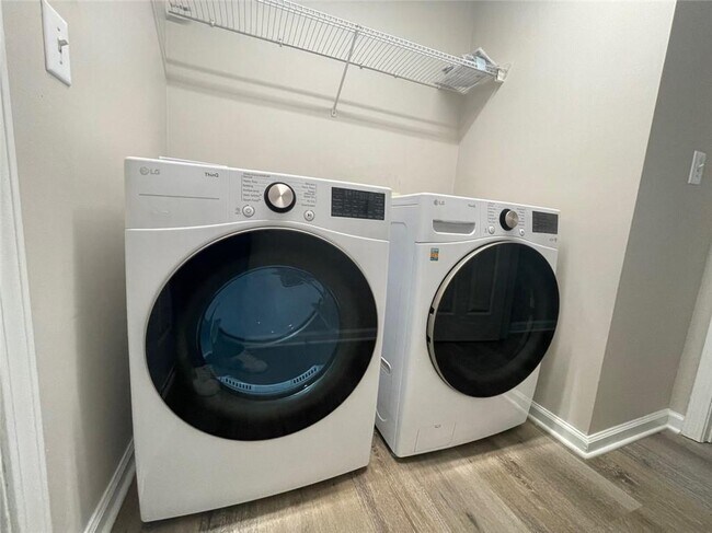 Building Photo - 3205 Northcliff Dr