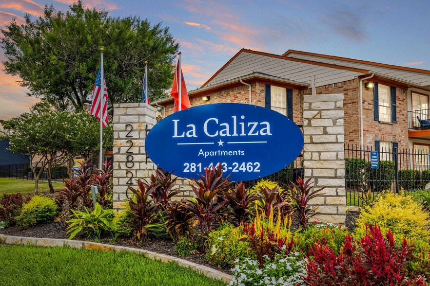 Building Photo - La Caliza