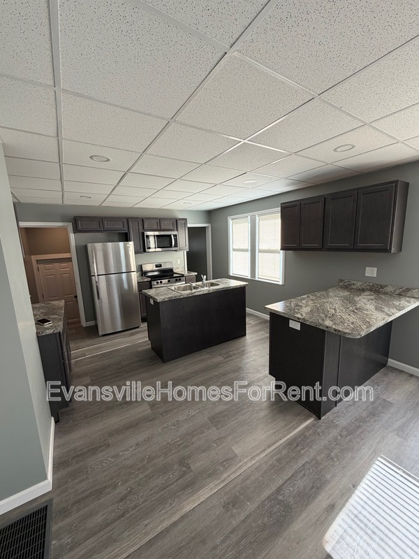 Building Photo - 918 S Barker Ave