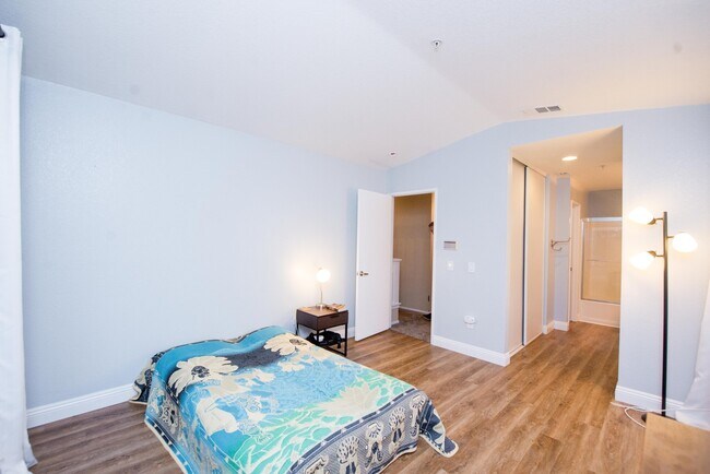 Building Photo - Beautiful Townhouse in the desirable Anaheim Packing District!