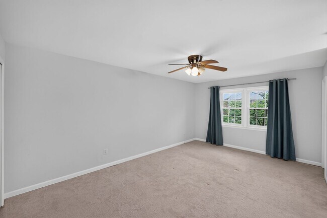 Building Photo - 3-level townhome in sought-after Sycamore Heights
