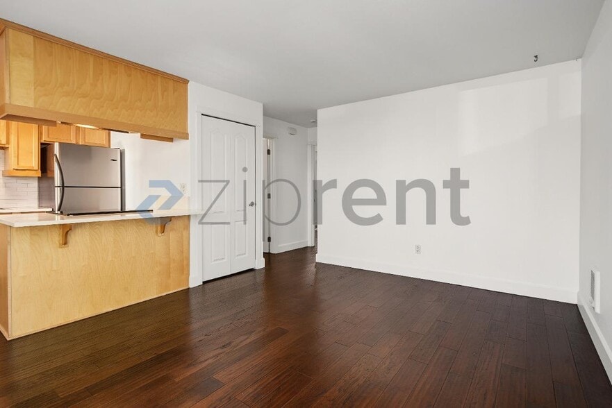 Building Photo - Unit 5