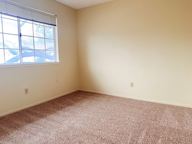 Building Photo - 2 bedroom 1.5 bath 2 story townhome