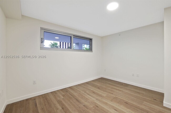 Building Photo - 1500 Bay Dr E