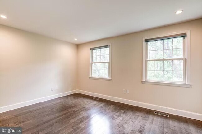 Building Photo - Sun-Drenched 2BR/2.5 BA Townhouse Condo in Gated Sutton Place