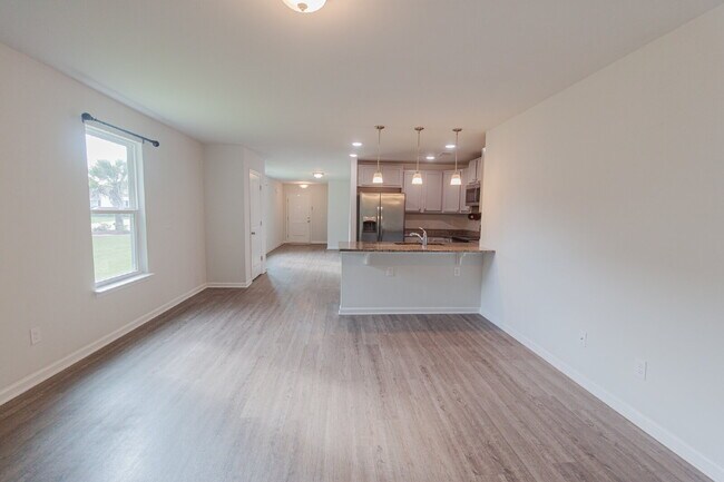 Building Photo - Cozy 3 Bedroom Home with Covered Patio