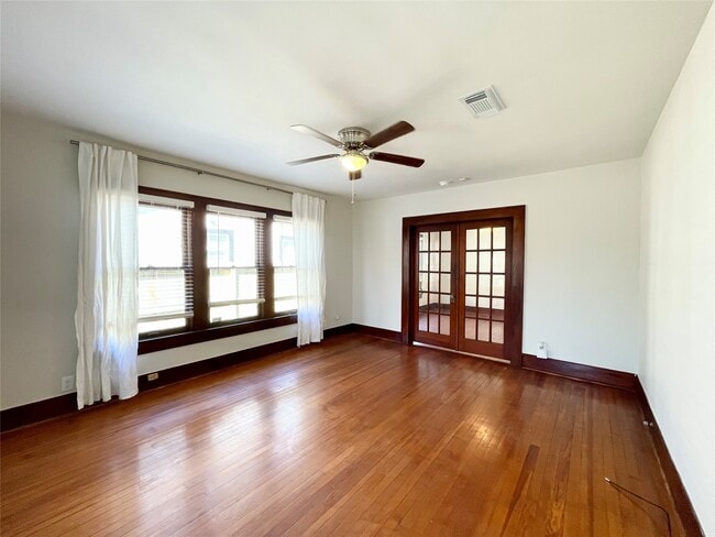Building Photo - 405 E 28th St