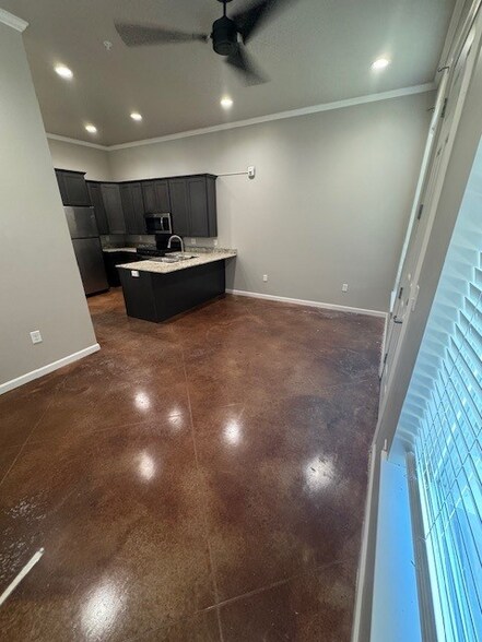 Building Photo - 305 W Second St