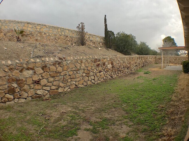 Building Photo - West El Paso 4 bed refrig A/C Home!