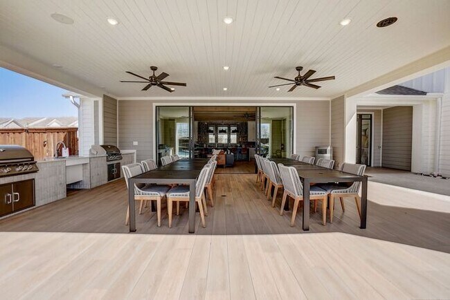 Building Photo - 3816 Carmel Villas Dr