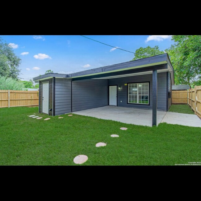 Building Photo - 210 N San Jacinto St