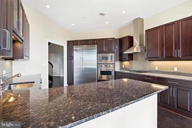 Building Photo - 8220 Crestwood Heights Dr