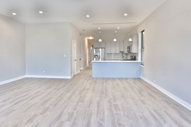 Building Photo - HUGE 5BED/2 bath in Wicker Park! Designer ...