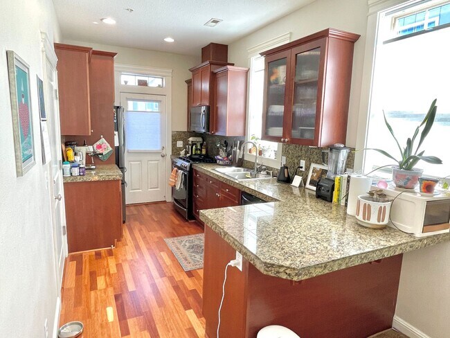 Building Photo - Corner unit townhouse in Piedmont condominium community