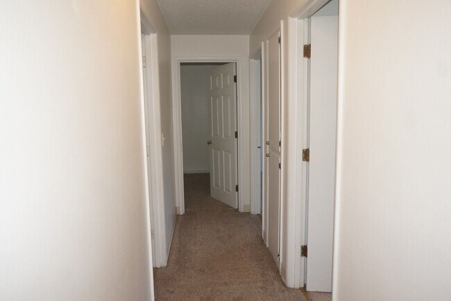 Building Photo - SW Portland 3 bedroom 2 bathroom Ranch