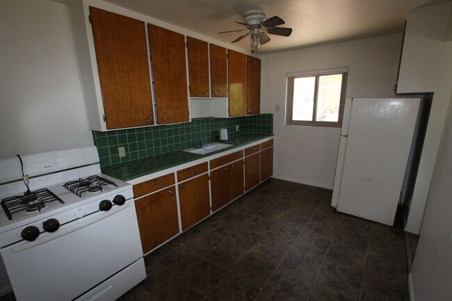 Building Photo - AVAILABLE NOW! Charming Single-Story Home ...