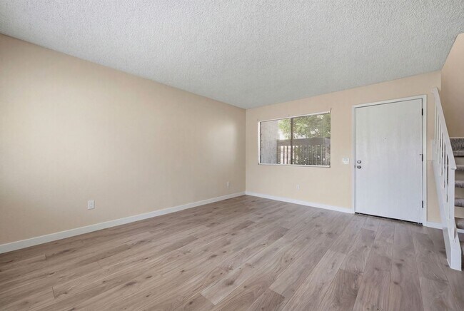 Building Photo - Freshly Updated Townhome - Light, Bright & Spacious!