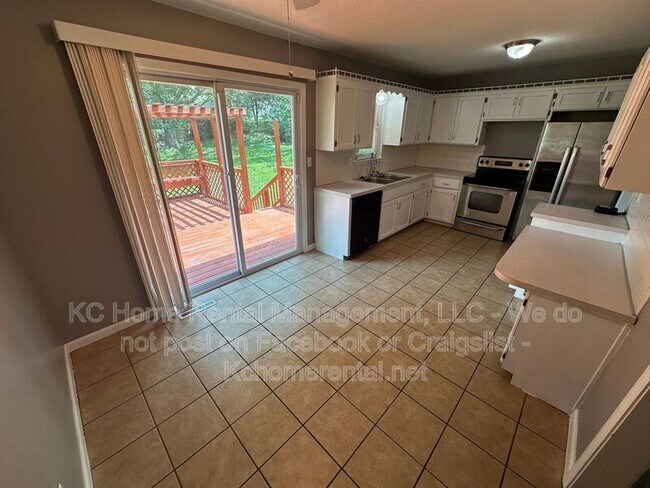 Building Photo - 424 NE Lakeview Dr