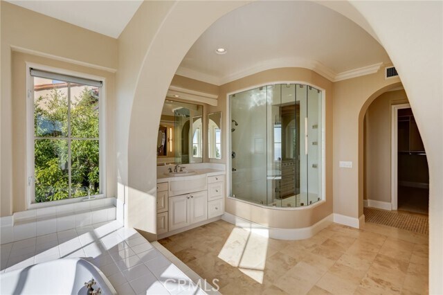 Building Photo - 10 Tasman Sea