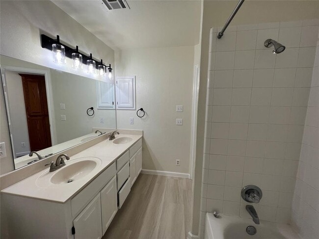 Building Photo - 909 Pruett Dr