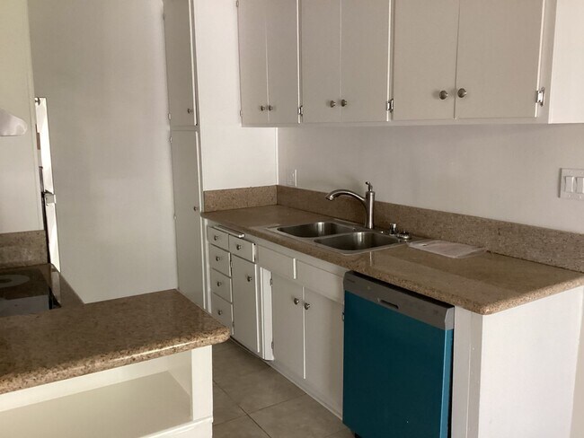 Building Photo - 4324 Mammoth Ave LLC