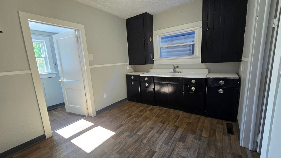 Building Photo - 537 Woodville Rd