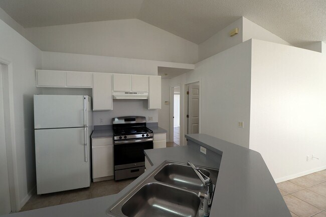 Building Photo - Corner of Curry Ford and Goldenrod 3 bedroom 2 baths and one car garage