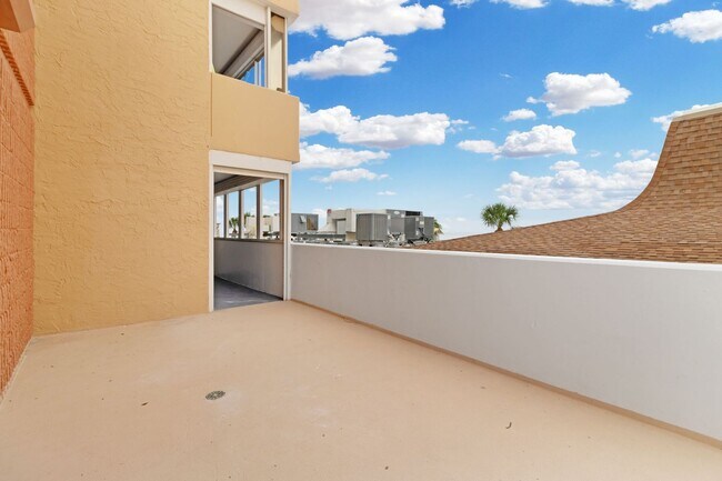Building Photo - Spacious 2-Bedroom Waterfront Condo in Redington Shores – Long-Term Rental!