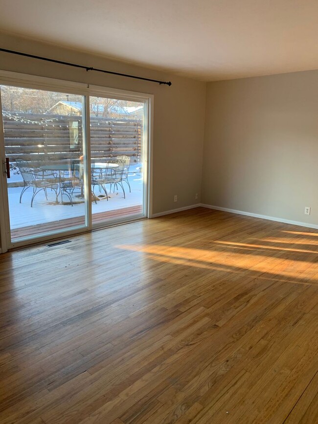 Building Photo - Sunny 3 bed/2 bath North Boulder Home - Av...