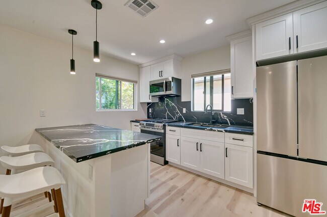 Building Photo - 843 Westbourne Dr