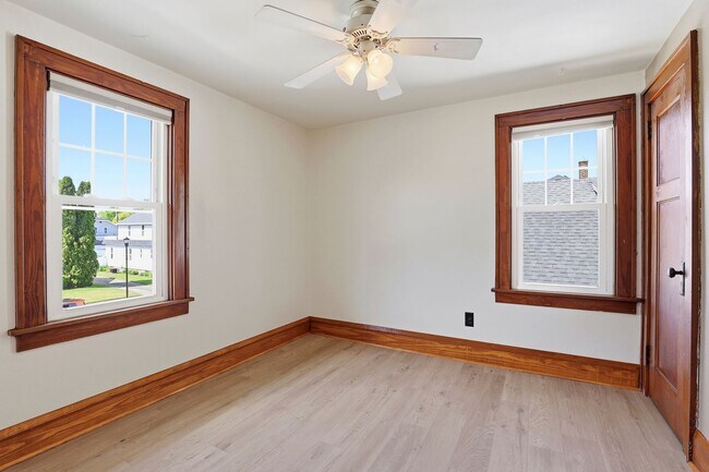 Building Photo - 3 Bedroom Fond Du Lac House