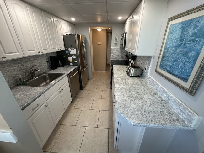 Building Photo - Villa Vista Condo  Available May 1st