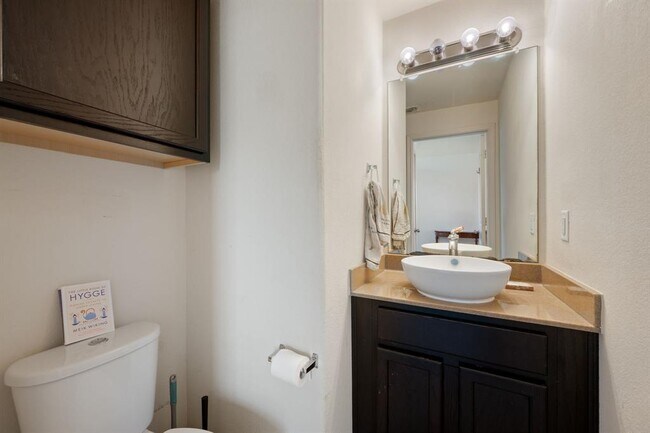 Building Photo - 2209 Nestlewood Dr