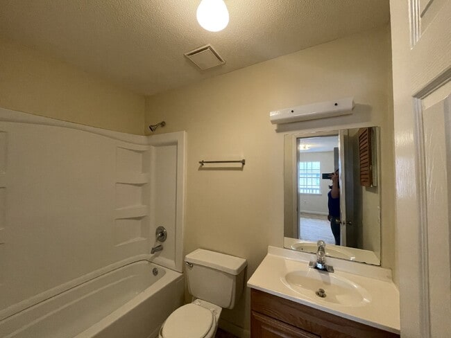 Building Photo - Apartment For Rent