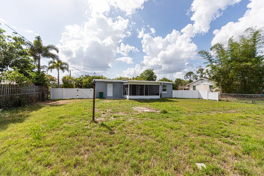 Building Photo - 3208 Pinetree St