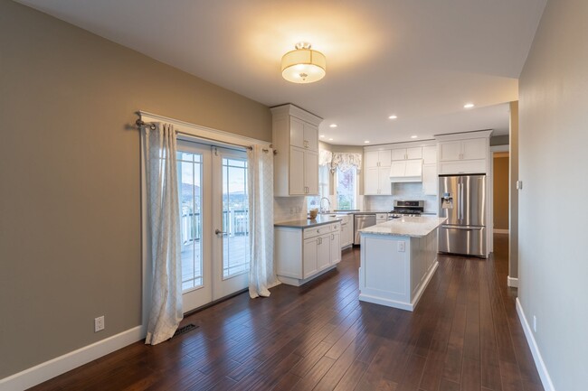 Building Photo - Stunning home on Awbrey Butte!