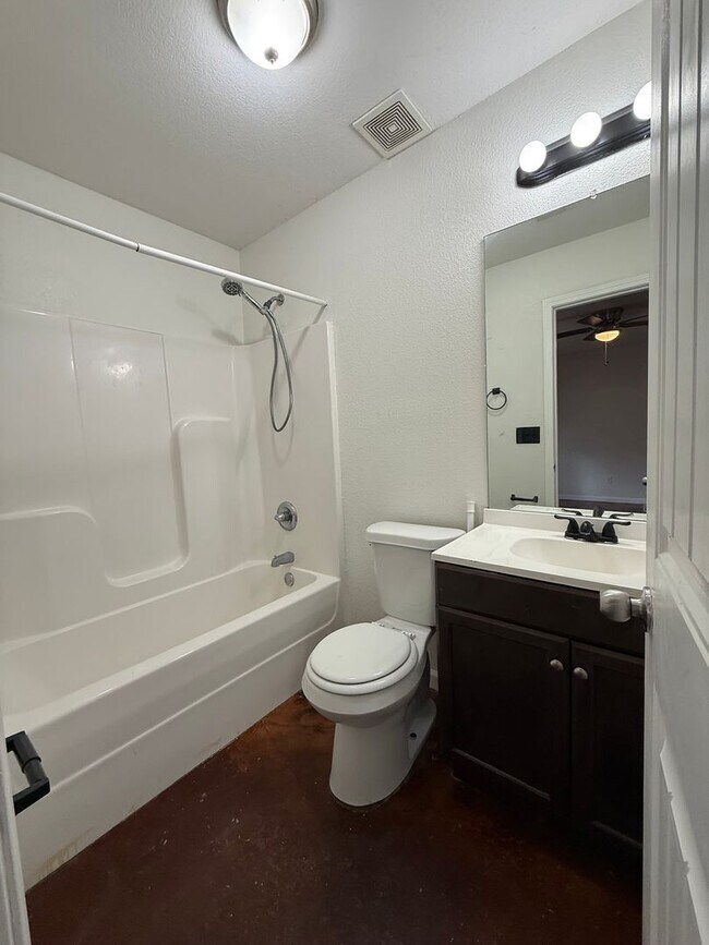 Building Photo - 636 W Oak Ave