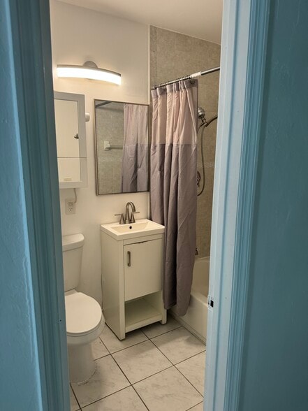 Building Photo - 1014 Salzedo St