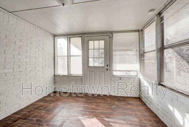 Building Photo - 605 W Clarke St