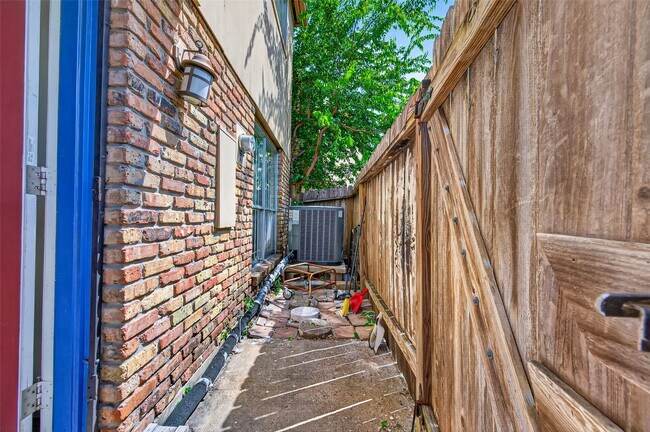 Building Photo - 3303 W Greenridge Dr