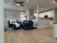 Building Photo - 9033 Rosalyn Glen Rd