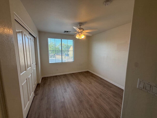 Building Photo - 2635 E Vermont Ct