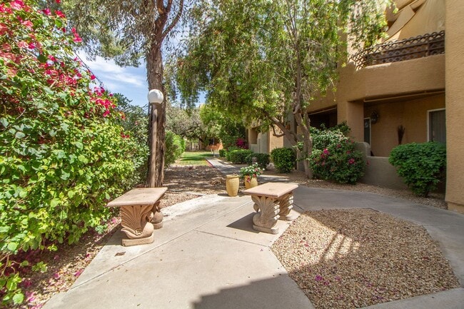 Building Photo - * COMING SOON * Great 2 bed/2 bath Condo i...