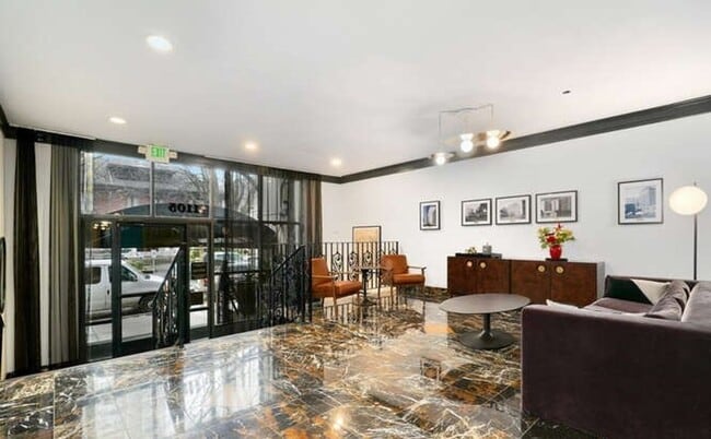 Building Photo - 1 Bed, 1 Bath Condo in First Hill, Steps to Virginia Mason & Swedish Hospital