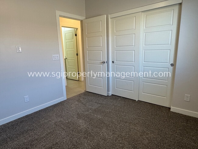 Building Photo - 724 E Ruby Dr