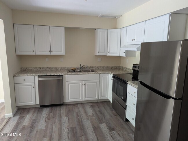 Building Photo - 28 Clubhouse Dr