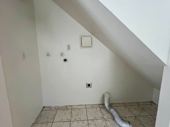 Building Photo - Duplex available in Little Saigon!